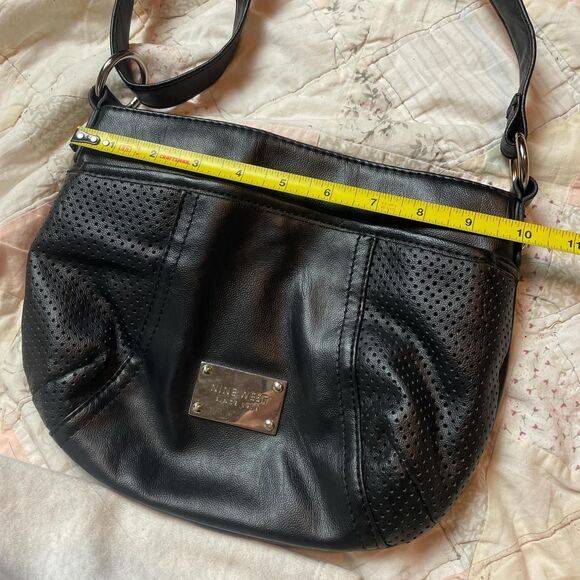 vintage nine west black perforated leather shoulder bag. - Picture 6 of 8